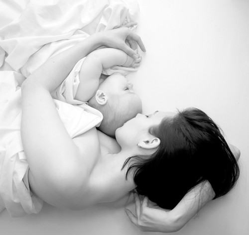 Cara Menenangkan Tangisan Bayi dengan Bau Keringat Ibu